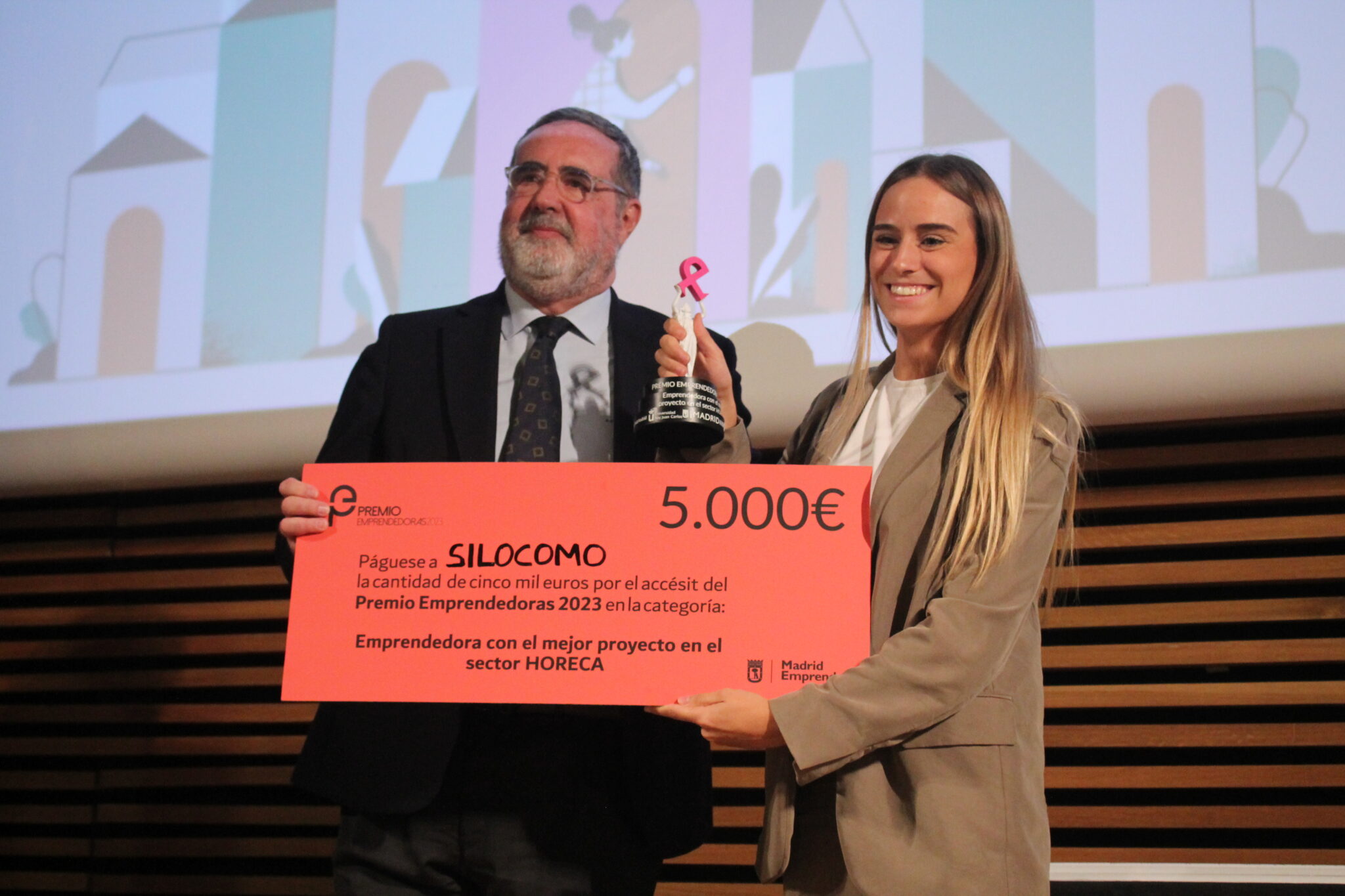 Claudia Cambra con la startup Silocomo recibe el premio emprendedoras 2023 en el accesit HORECA